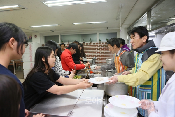 ▲배식하는김용헌사무처장(사진=헌법재판소)