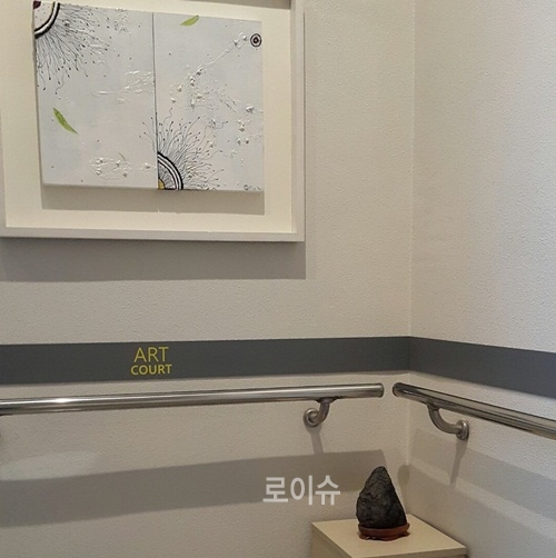 예술법정 창원지법, 건물 계단 통로 갤러리로 꾸며