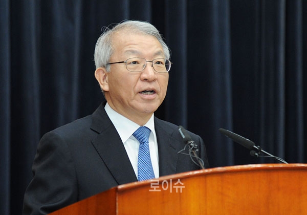 ▲식무식사하는양승태대법원장(사진=대법원)