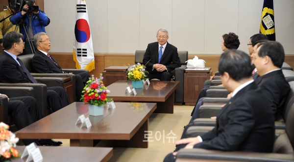 ▲양승태대법원장이14일대법원청사에서대법관후보추천위원회위원들과접견하는모습(사진=대법원)