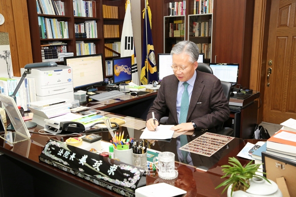 ▲대법관후보추천위원회로부터대법관후보추천을받은강민구창원지법원장집무실