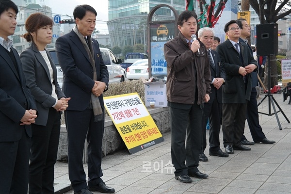 ▲김영춘신임부산시당위원장이집단해고를당해부산시청앞광장에서농성중인보건소방문건강관리전담인력공동대책위를찾아“중앙당의을지로위원회와협력하여문제해결에최선을다하겠다”고밝히고있다.(사진제공=새정치민주연합부산시당)
