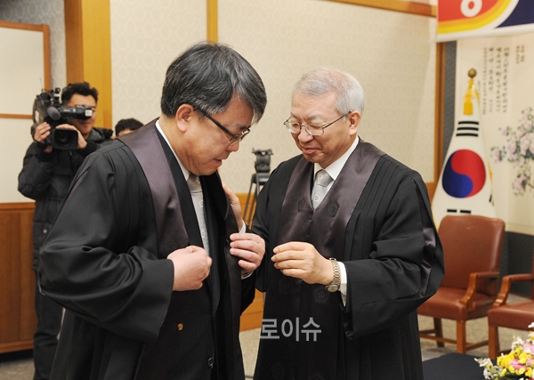 ▲26일임명식에서법복을입혀주는양승태대법원장(사진제공=대법원)