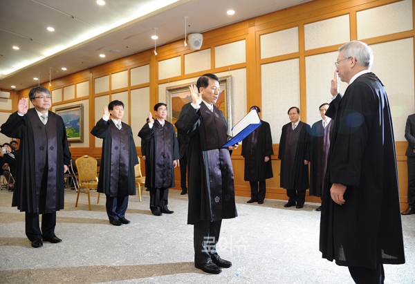 ▲대표자로선서하는김종철판사.김판사는이번에인천지법으로발령났다.(사진제공=대법원)