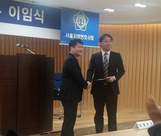 ▲서울지방변호사회회장이임식의나승철전임회장과김한규신임회장(사진=페이스북)