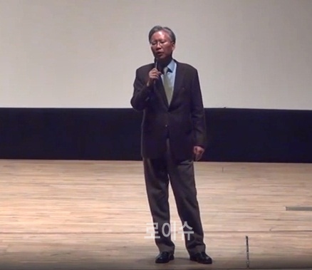 ▲강민구법원장이창원시청에서특강을하고있다.