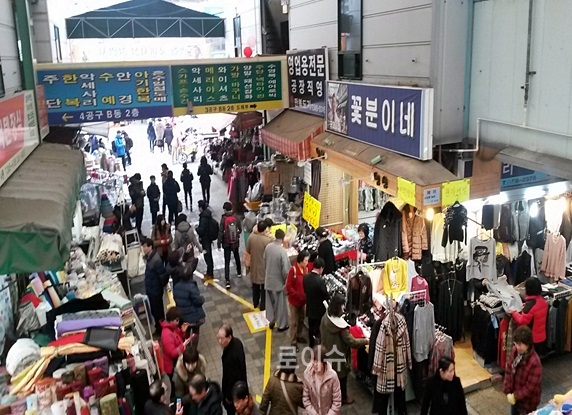▲영화국제시장의흥행으로영화의주인공가게로유명세를타면서되레권리금문제로문들닫을처지에놓인꽃분이네.(사진제공=부산시)
