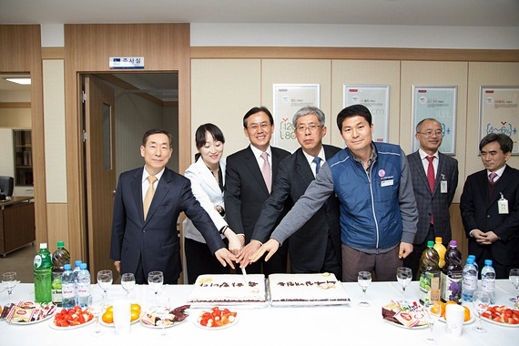▲의무실개소축하시루떡을절단하고있다.(사진제공=부산고등법원)
