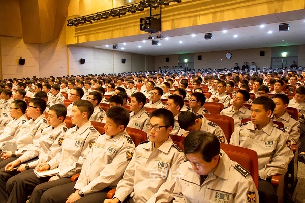 ▲경비경찰지휘요원과도내의경부대원560여명이‘바람직한의경문화정착및건강한복무생활’에대한특강을경청하고있다.