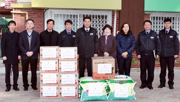 ▲관내사회복지시설,애아원등2곳을방문하고,성금으로구입한쌀,라면,전자제품등을전달하고기념촬영.(사진제공=해양경비안전정비창)