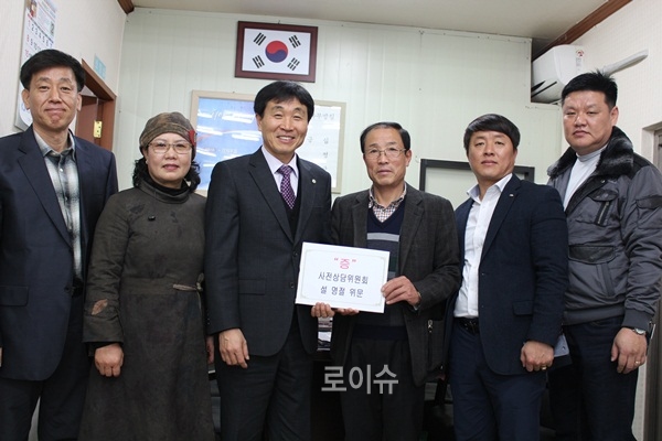 ▲사전상담위원회가지소를방문해설명절을맞아50만원상당의위문금품을전달하고기념촬영(사진왼쪽3번째이흥수소장,4번째설대호회장).(사진제공=법무보호공단경남서부지소)