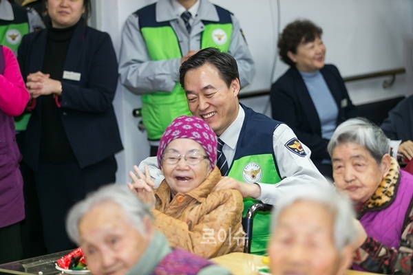 ▲권기선부산경찰청장이어르신들을안마해주며자식노릇을하고있다.(사진제공=부산경찰청)