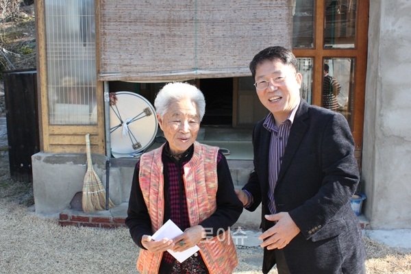▲진주교도소직원들이정성껏모은성금을전달하고위로의말을건네고있다.(사진제공=진주교도소)