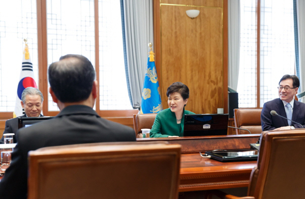 ▲23일수석비서관회의주재하는박근혜대통령(사진=청와대홈페이지)