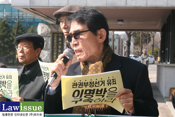 ▲2월26일기자회견에서규탄발언하는민변회장을역임한최병모변호사