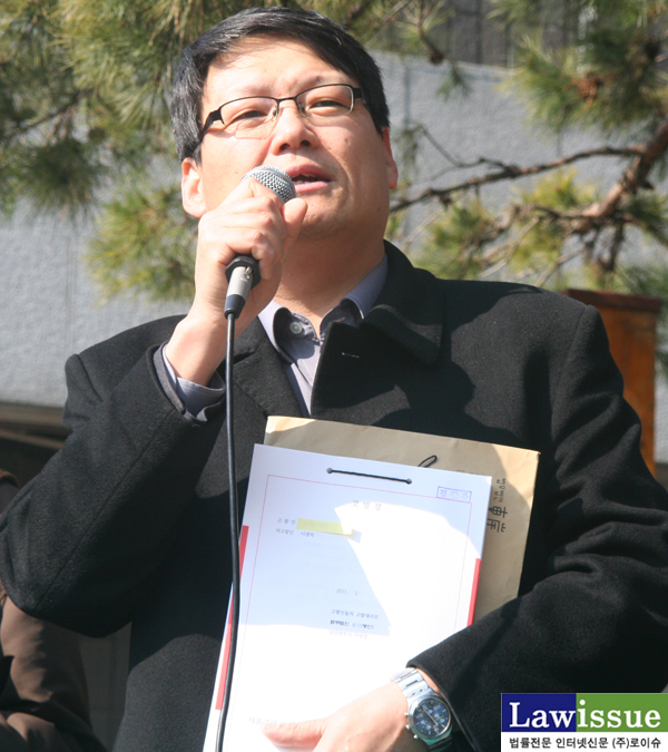 ▲26일기자회견에참석한고발대리인이광철변호사