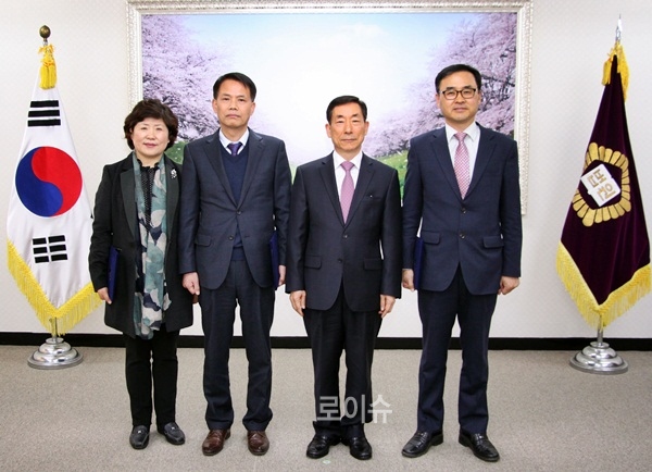 ▲윤인태부산고등법원장(사진우측2번째)이국선변호운영위원회위원위촉식을갖고기념촬영.(사진제공=부산고등법원)