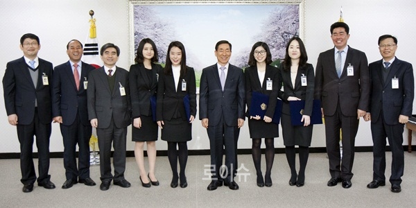 ▲윤인태부산고등법원장(사진우측5번째)이신규임용재판연구원들에게임명장을전수하고기념촬영.(사진제공=부산고법)