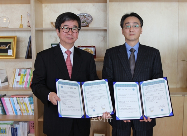 ▲‘이원’한국법제연구원장과‘정규’공주대학교법학과장이업무협약을체결했다.(사진=한국법제연구원)