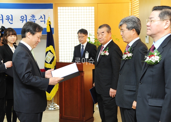 ▲‘사실심충실화사법제도개선위원회’위원들에게위촉장을주는박병대법원행정처장(사진=대법원)