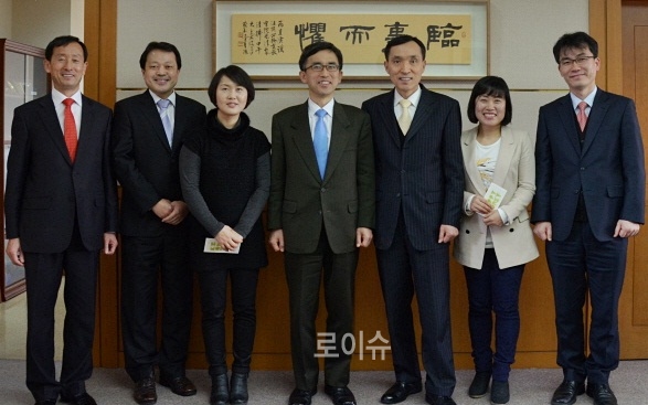 ▲수상자들이구연모원장(사진왼쪽4번째)및직원들과기념촬영.(사진제공=법원공무원교육원)