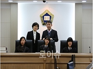 ▲가족등초청행사갖고기념촬영(사진제공=대구지법)