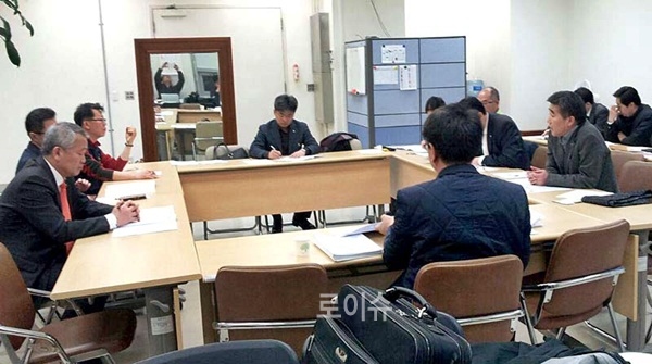 ▲공적연금강화를위한공동투쟁본부(이하공투본)가지난9일오후긴급대표자회의를열고,얼마남지않은대타협기구향후투쟁방향에대해논의하고있다.(사진제공=전국공무원노조)