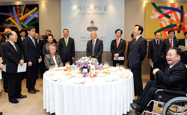 ▲16일사도법관김홍섭50주기추도행사에서유가족및귀빈들과환담을나누는양승태대법원장(사진=대법원)