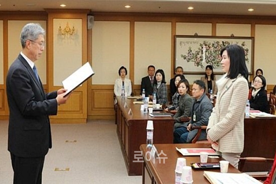 ▲최인석부산가정법원장이가사재판ㆍ협의이혼전상담위원으로위촉된69명의상담위원을대표해강화숙상담위원에게위촉장을수여하고있다.(사진제공=부산가정법원)