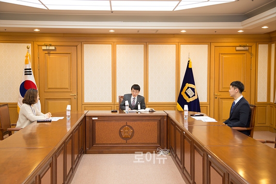 ▲박금호감사담당관이전입직원들에대해교육하고있다.(사진제공=부산고등법원)