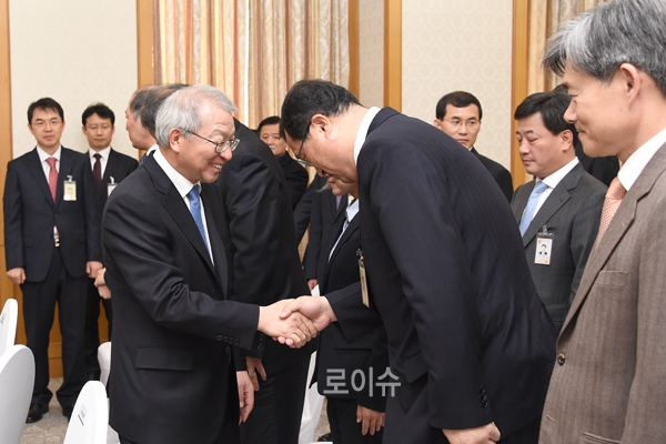 ▲전국수석부장판사회의에들러격려하는양승태대법원장/사진=대법원