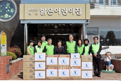 ▲조해현대구지법원장등직원들이밝은어린이집을방문해위문품등을전달하고기념촬영.(사진제공=대구지방법원)