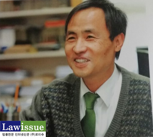 ▲<기획된해산의도된오판-통합진ㅁ보당해산심판변론기>를펴낸이재화변호사