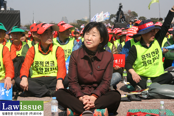 ▲공투본‘국민연금강화! 공무원연금개악저지!총력결의대회’참석한심상정정의당원내대표