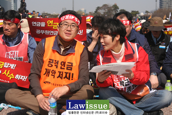 ▲28일총력결의대회에서공무원노조이충재위원장과이영주민주노총사무총장이대화를나누고있다.