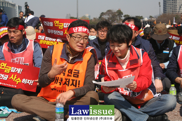 ▲28일총력결의대회에서공무원노조이충재위원장과이영주민주노총사무총장이대화를나누고있다.