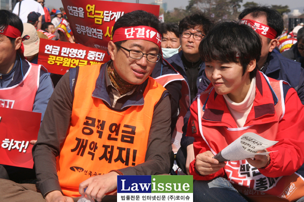 ▲28일총력결의대회에서공무원노조이충재위원장과이영주민주노총사무총장이대화를나누고있다.
