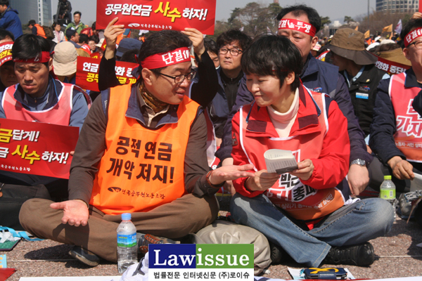 ▲28일총력결의대회에서공무원노조이충재위원장과이영주민주노총사무총장이대화를나누고있다.