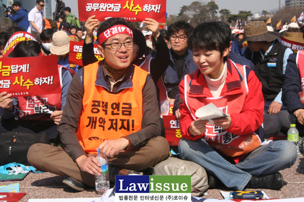 ▲28일총력결의대회에서공무원노조이충재위원장과이영주민주노총사무총장이대화를나누고있다.