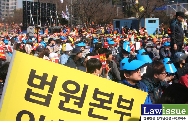 ▲법원공무원3000여명이28일여의도공원에서열린공무원연금개악저지총력결의대회에참여하고있다.