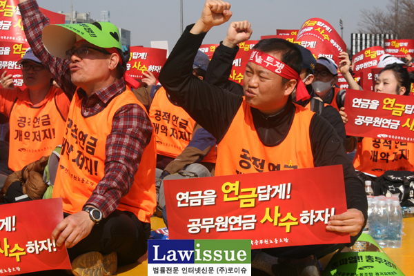 ▲28일여의도집회에참석해규탄하는이상원법원본부장(우)