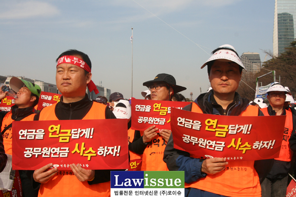 ▲이상원법원본부장(좌)과법원본부장을역임한전호일공무원노조부위원장이8일총력결의대회에서함께규탄했다.