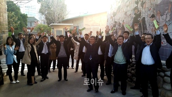 ▲조해현대구지법원장등법관들이대한독립만세를외치고있다.(사진제공=대구지법)