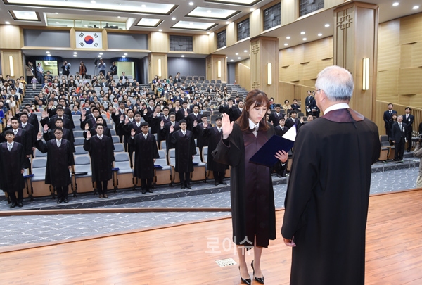 ▲1일신임법관임명식에서박지은판사가양승태대법원장앞에서선서하고있다.(사진=대법원)