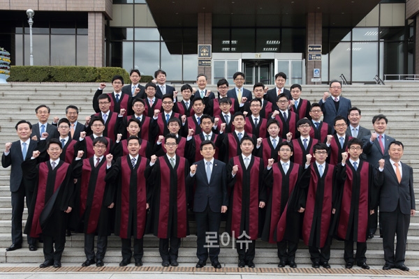 ▲4월1일자신임검사임관식후기념촬영(사진=법무부)