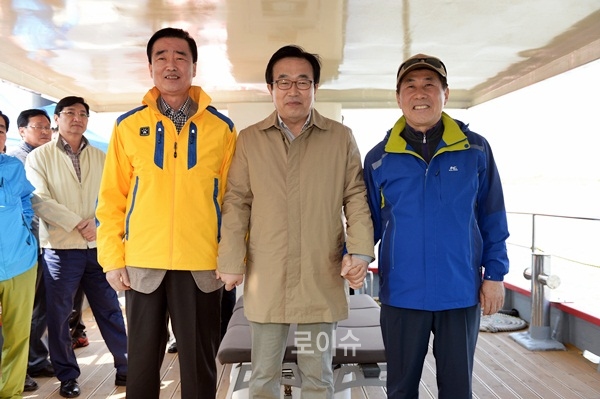 ▲(사진왼쪽부터)김맹곤ㆍ서병수ㆍ나동연시장이손을맞잡고있다.(사진제공=양산시)