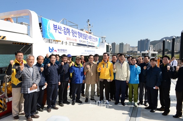 ▲부산화명선착장에서양산원동까지이어지는낙동강뱃길선상간담회에앞서파이팅을외치고있다.