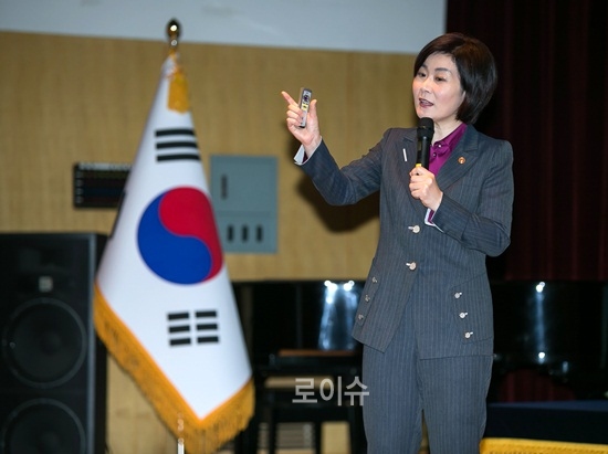▲김희정장관이경찰관을상대로특강을하고있다.(사진제공=부산경찰청)
