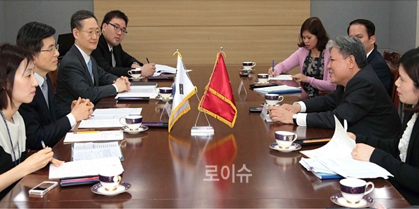 ▲황교안법무장관과봉욱법무실장등이하훙끄엉(HaHungCuong)베트남법무부장관일행과의견을나누고있다.(사진제공=법무실)