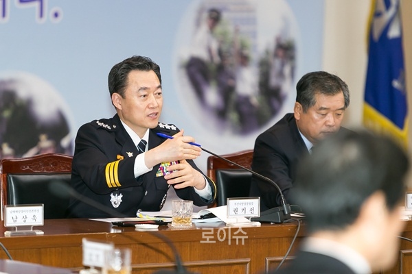 ▲권기선부산경찰청장이지역치안협의회에서방범용CCTV확대설치의필요성에대해설명하고있다.(사진제공=부산경찰청)